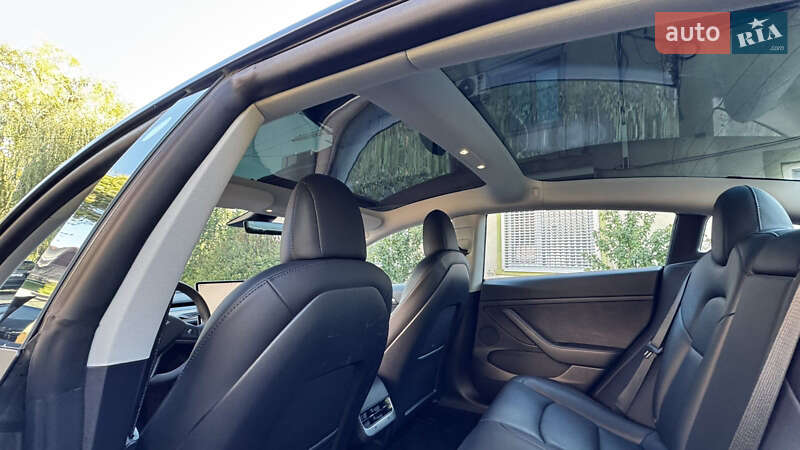 Седан Tesla Model 3 2022 в Чернівцях
