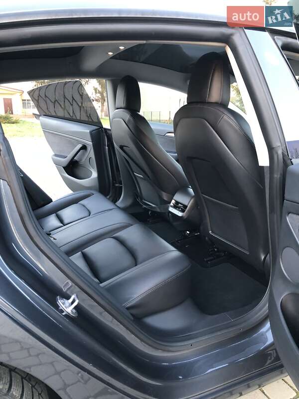 Седан Tesla Model 3 2022 в Луцьку