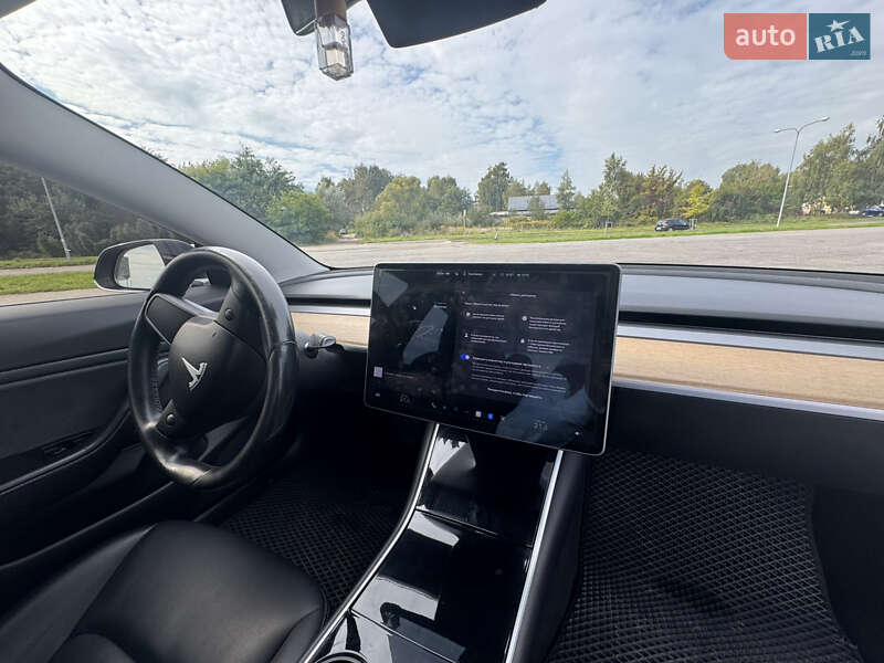 Седан Tesla Model 3 2018 в Львові