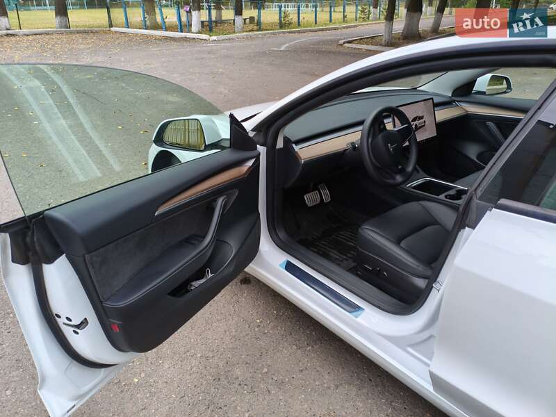 Седан Tesla Model 3 2023 в Теплику