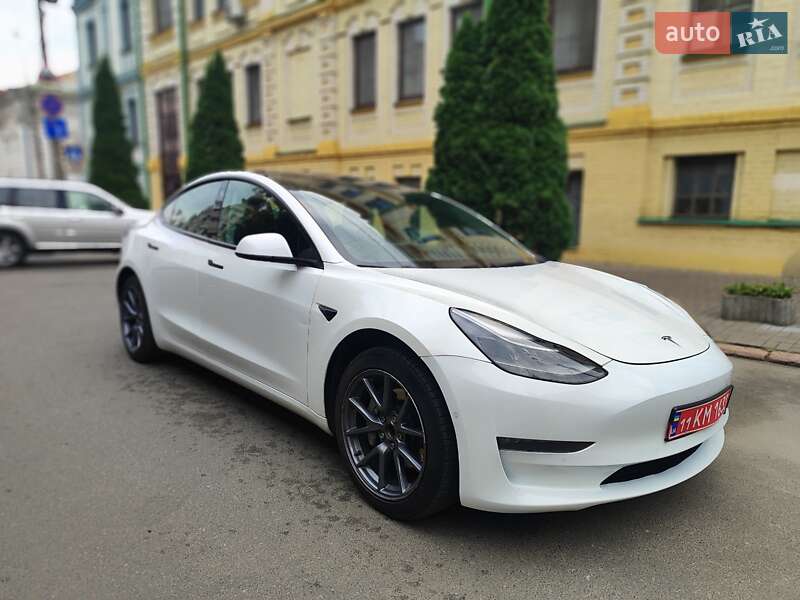 Седан Tesla Model 3 2021 в Киеве