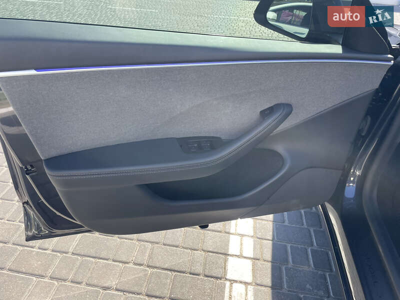 Седан Tesla Model 3 2024 в Одесі