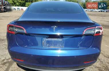Седан Tesla Model 3 2022 в 