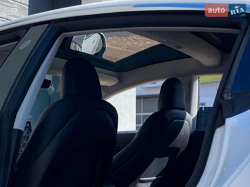 Седан Tesla Model 3 2019 в Киеве