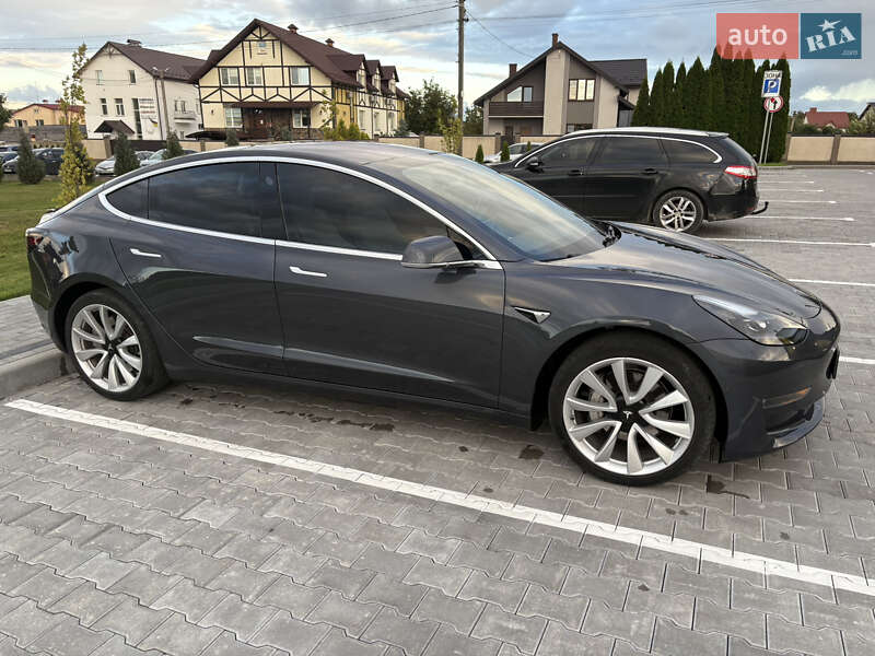 Седан Tesla Model 3 2018 в Львові