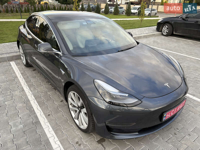 Седан Tesla Model 3 2018 в Львові