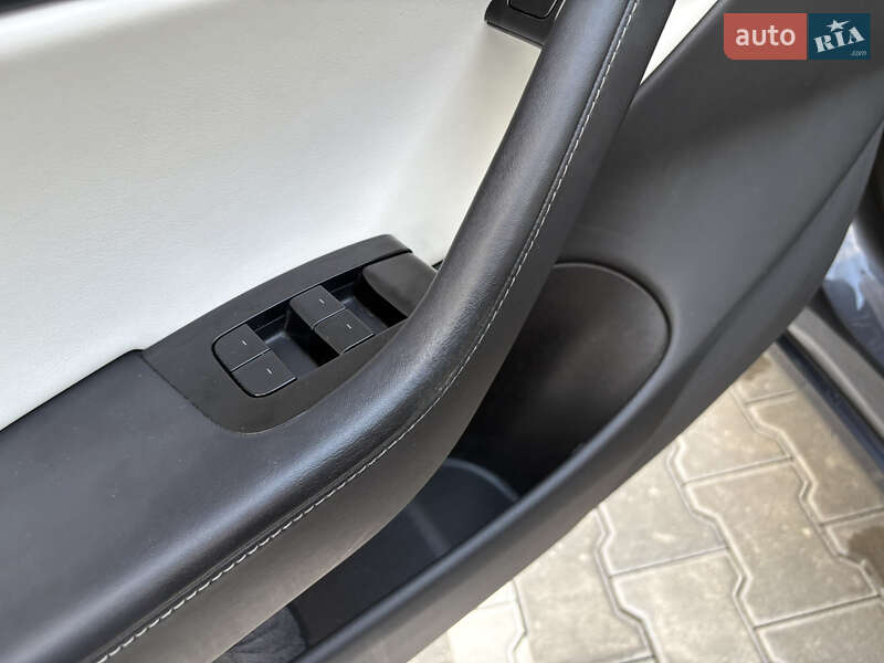 Седан Tesla Model 3 2018 в Львові