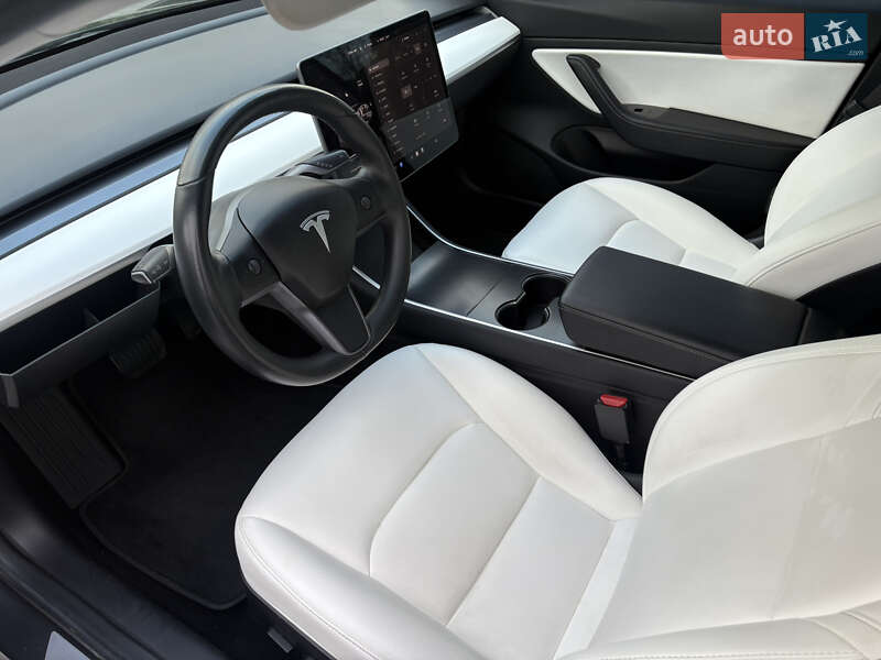 Седан Tesla Model 3 2018 в Львові