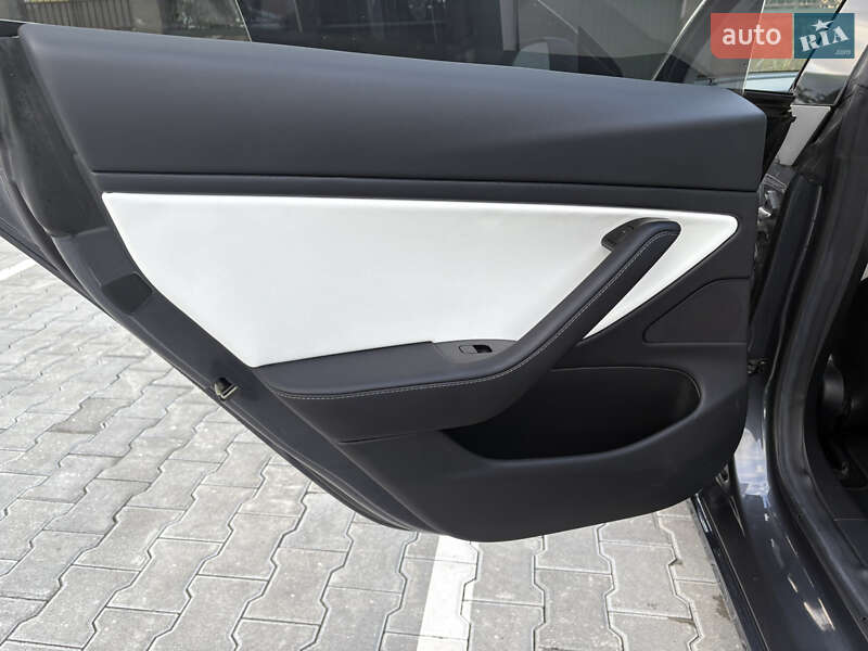 Седан Tesla Model 3 2018 в Львові