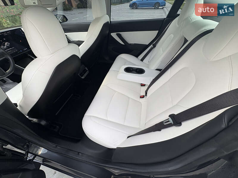 Седан Tesla Model 3 2018 в Львові
