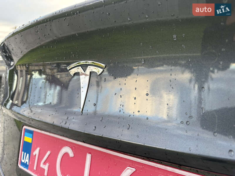 Седан Tesla Model 3 2018 в Львові