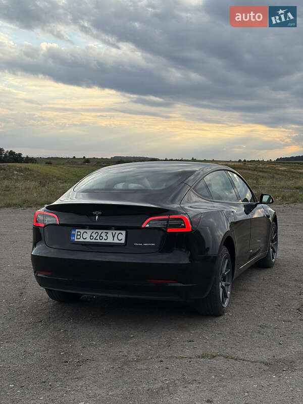 Седан Tesla Model 3 2022 в Львове
