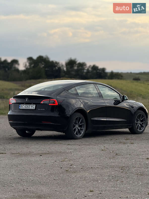 Седан Tesla Model 3 2022 в Львове