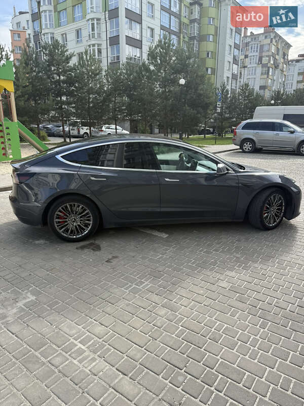 Седан Tesla Model 3 2018 в Івано-Франківську