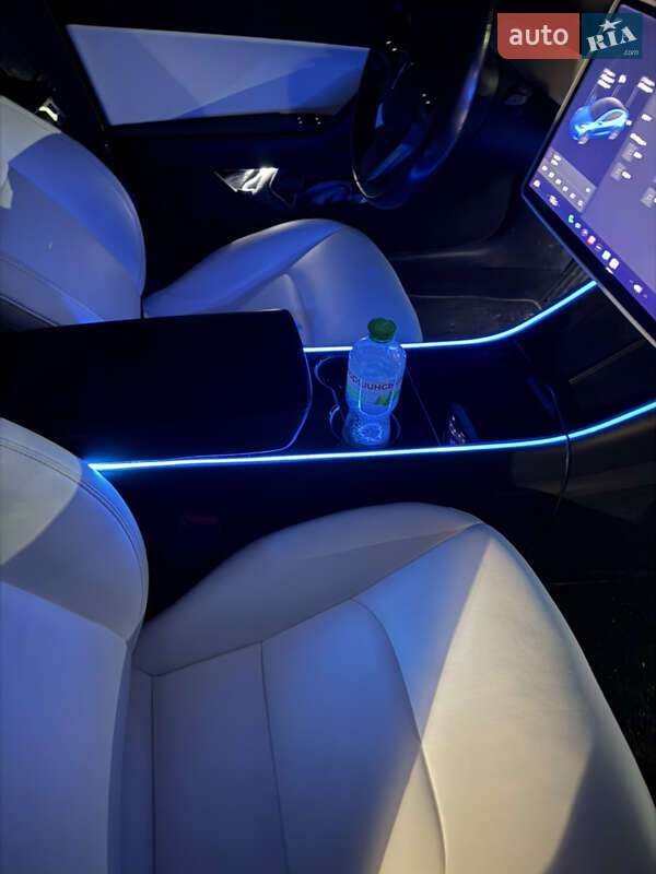 Седан Tesla Model 3 2018 в Івано-Франківську