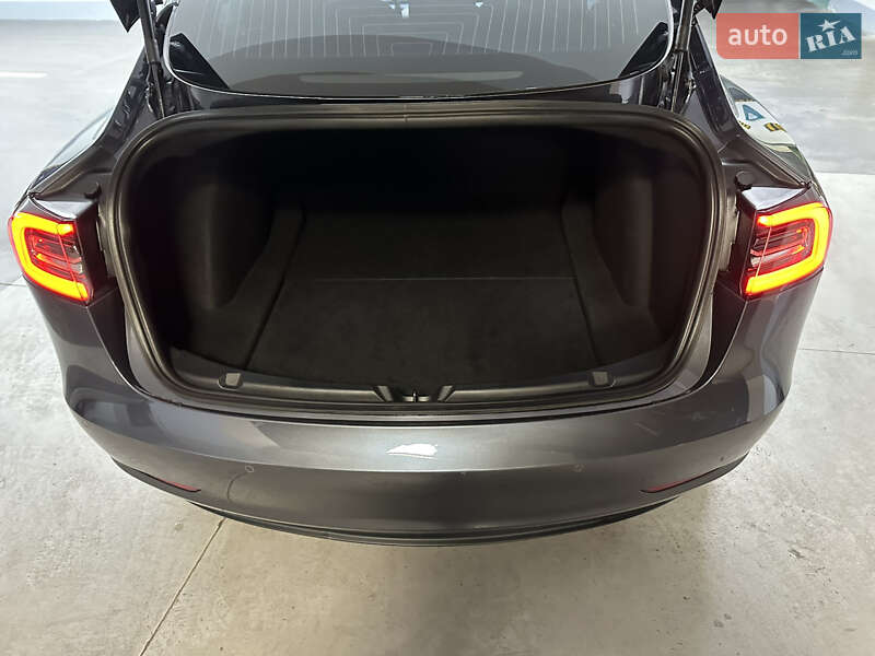 Седан Tesla Model 3 2019 в Киеве