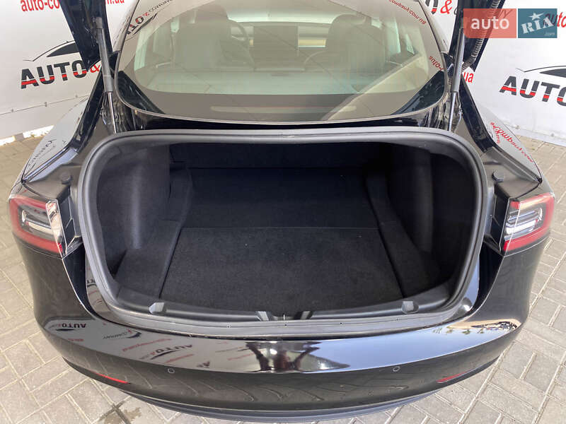 Седан Tesla Model 3 2020 в Львові
