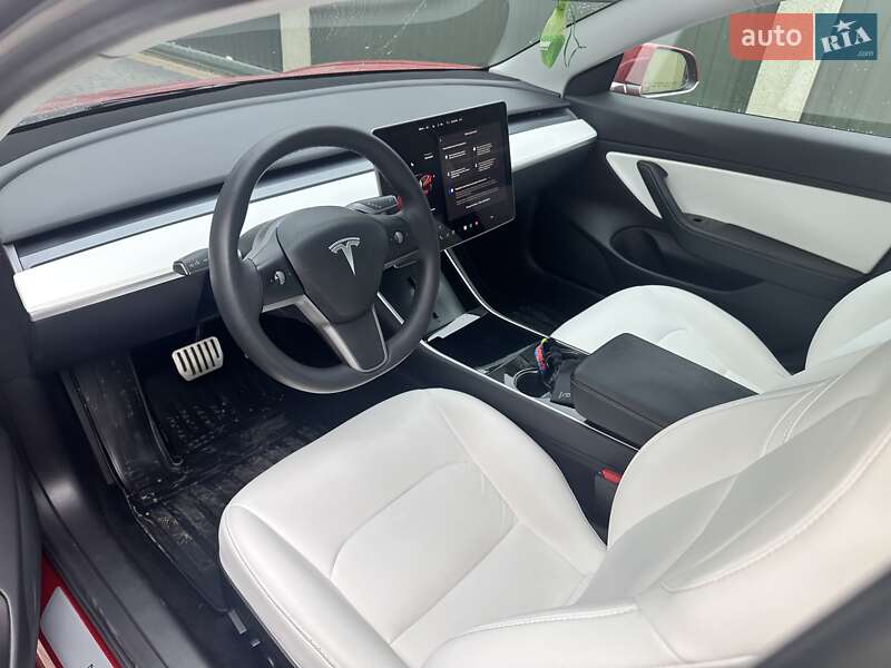 Седан Tesla Model 3 2019 в Львові