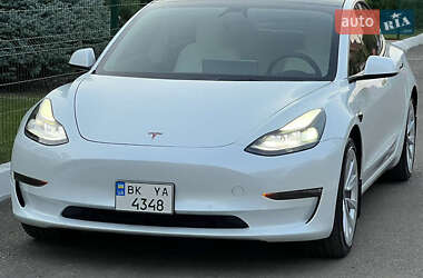 Седан Tesla Model 3 2021 в 