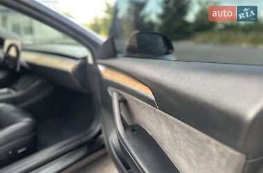 Седан Tesla Model 3 2022 в 