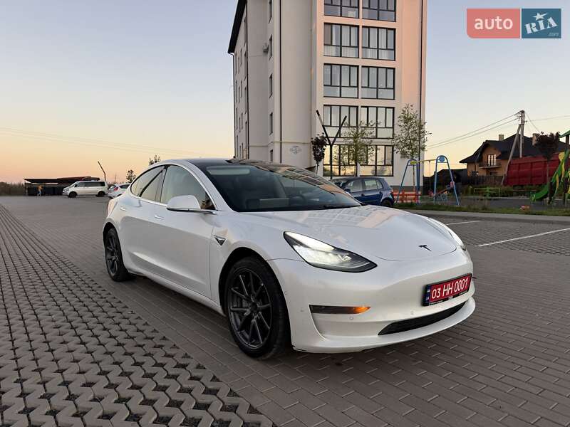Седан Tesla Model 3 2020 в Луцьку