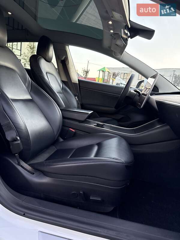 Седан Tesla Model 3 2020 в Луцьку