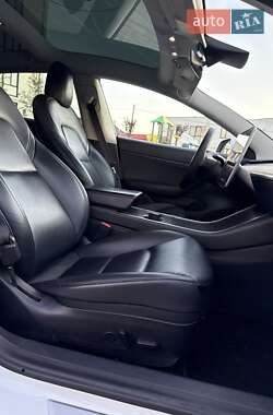 Седан Tesla Model 3 2020 в 