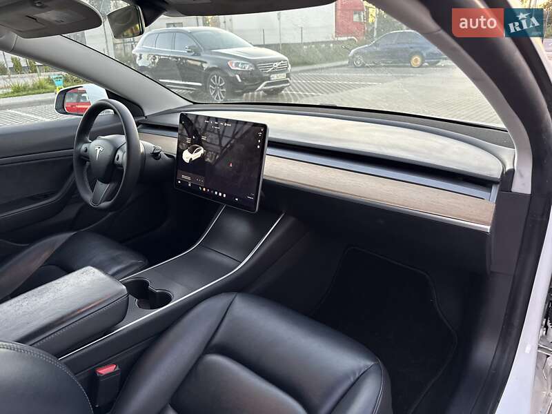 Седан Tesla Model 3 2020 в Луцьку