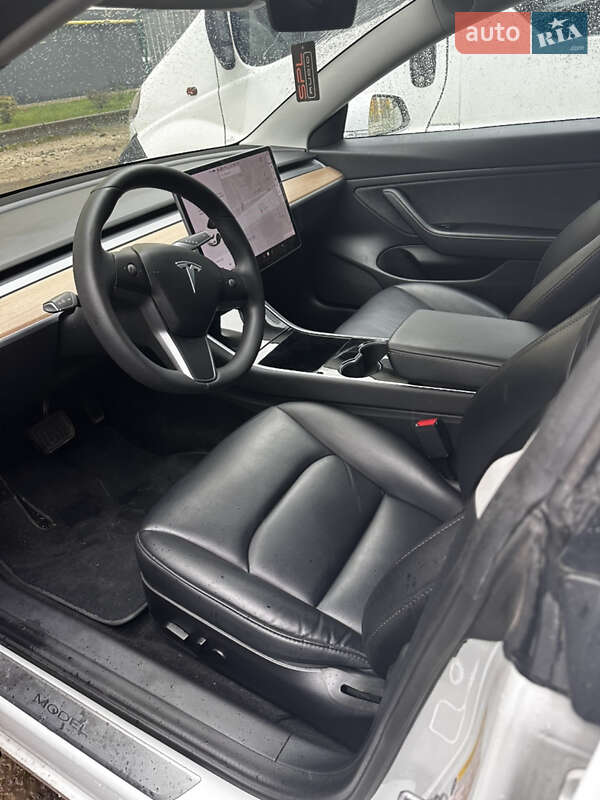 Седан Tesla Model 3 2020 в Львові