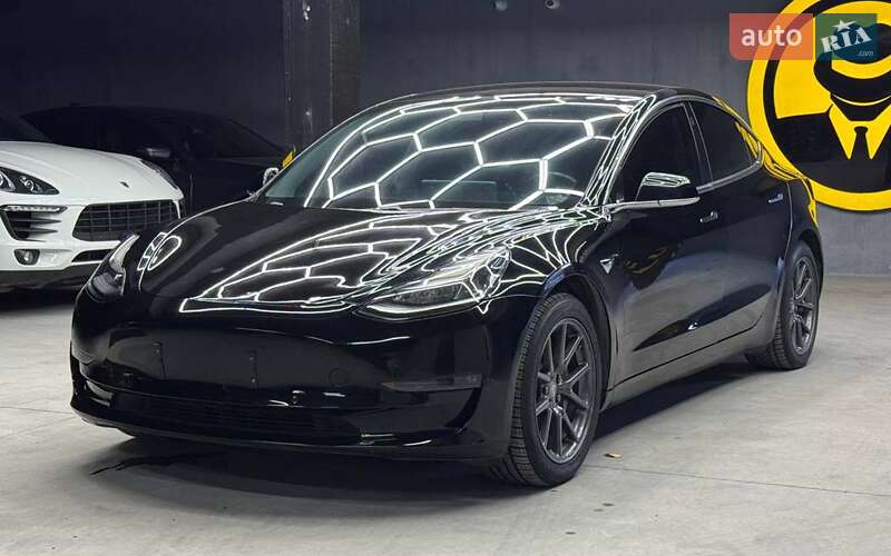 Седан Tesla Model 3 2019 в Чернівцях