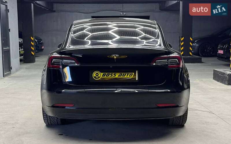 Седан Tesla Model 3 2019 в Чернівцях