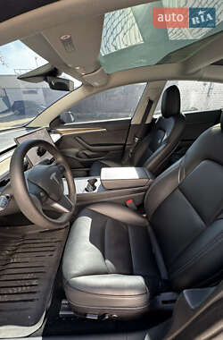 Седан Tesla Model 3 2023 в 