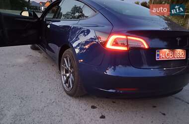 Седан Tesla Model 3 2022 в 