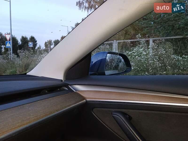Седан Tesla Model 3 2022 в Самборі