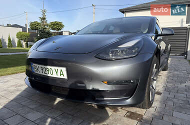 Седан Tesla Model 3 2022 в 