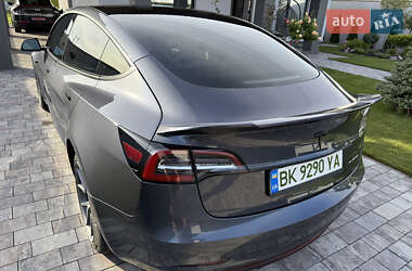 Седан Tesla Model 3 2022 в 