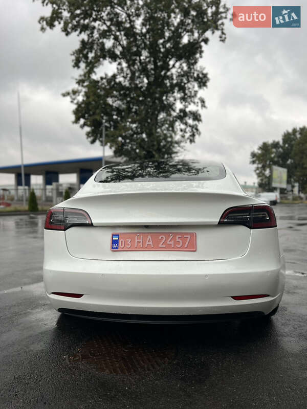 Седан Tesla Model 3 2021 в Умані