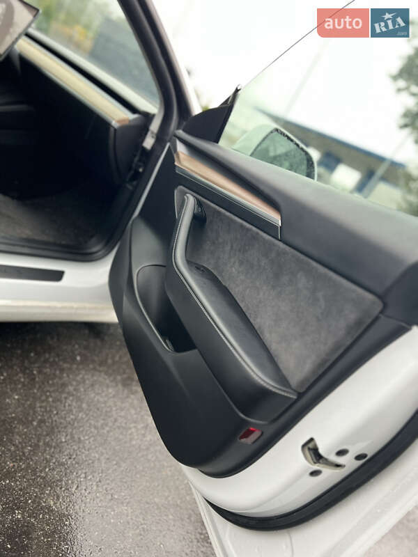 Седан Tesla Model 3 2021 в Умані