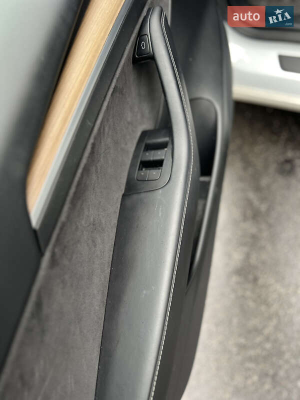 Седан Tesla Model 3 2021 в Умані