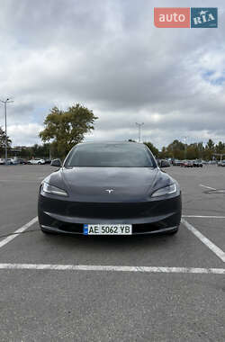 Седан Tesla Model 3 2024 в 