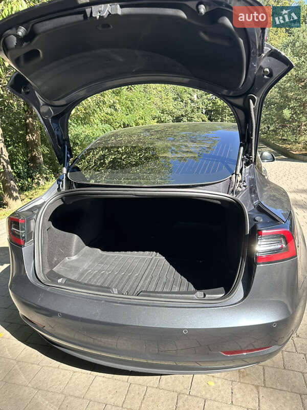 Седан Tesla Model 3 2020 в Ужгороді