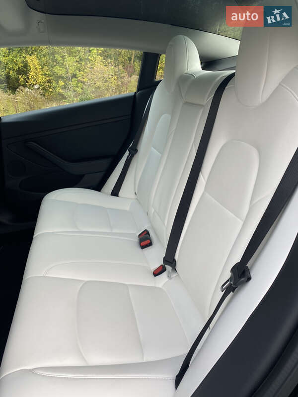 Седан Tesla Model 3 2021 в Киеве
