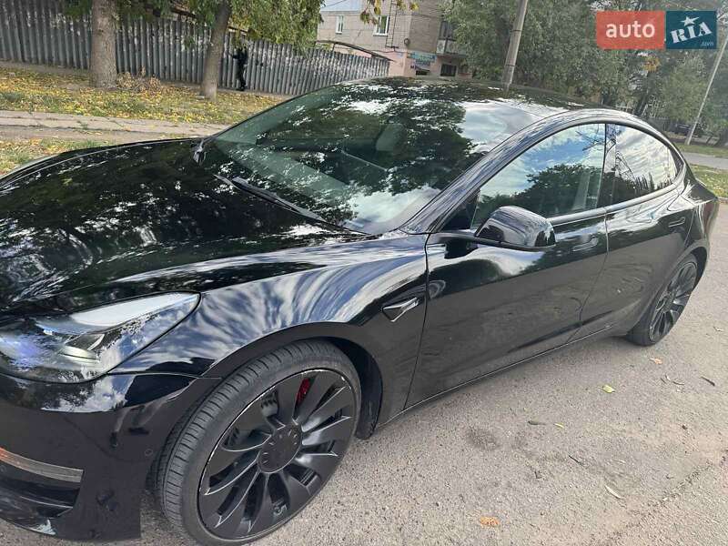 Седан Tesla Model 3 2022 в 