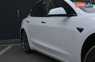 Седан Tesla Model 3 2022 в 