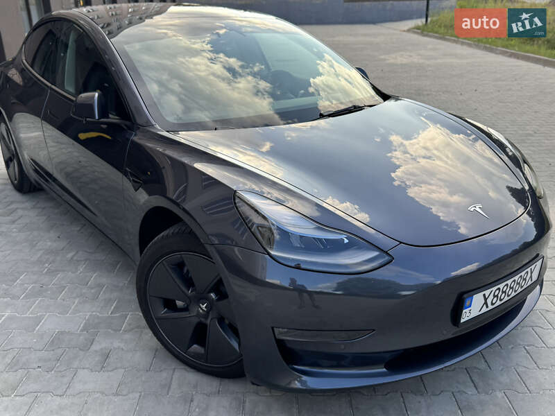 Седан Tesla Model 3 2022 в 