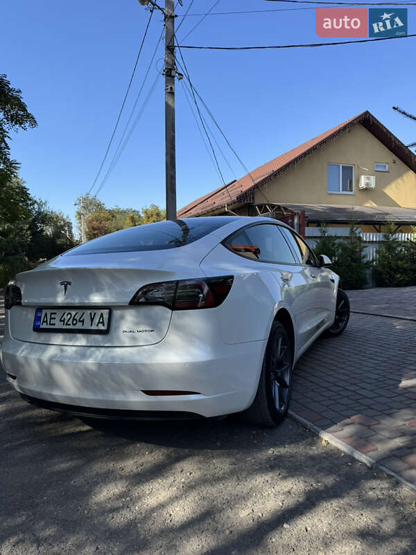 Седан Tesla Model 3 2021 в Кам'янському