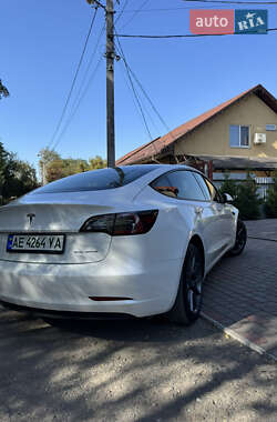 Седан Tesla Model 3 2021 в 