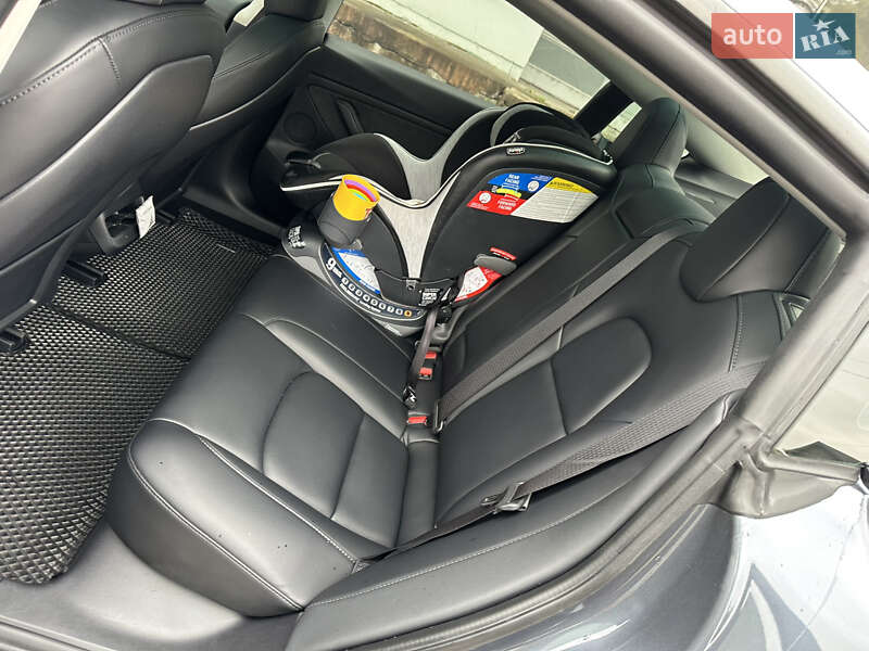 Седан Tesla Model 3 2022 в Мукачевому