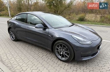 Седан Tesla Model 3 2022 в 