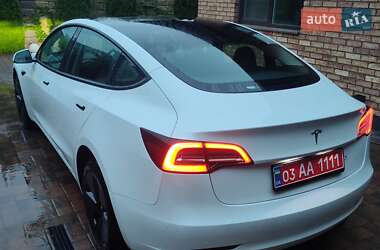 Седан Tesla Model 3 2022 в 
